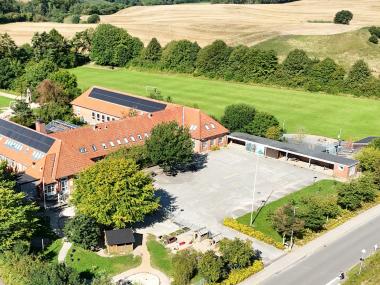 Eltang skole fra vejen